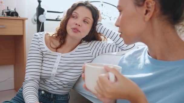 Selbstbewusste Freundinnen Reden Hause Auf Dem Fußboden — Stockvideo