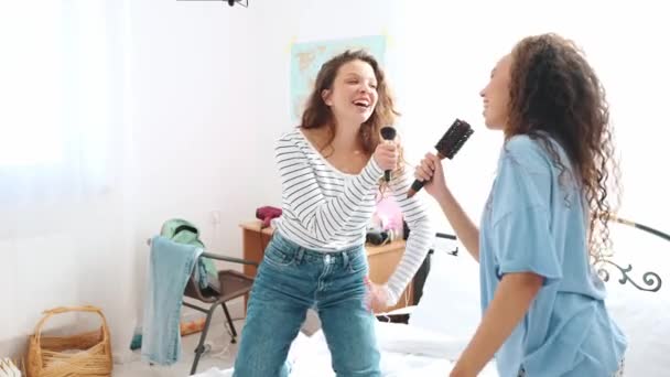Lustige Freundinnen Singen Kamm Und Bürste Auf Dem Bett Hause — Stockvideo
