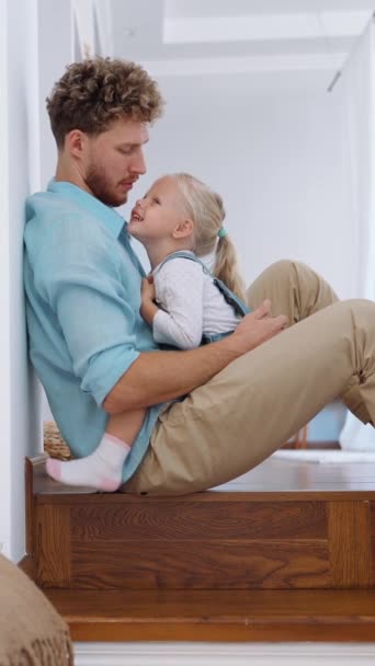 Υπέροχος Πατέρας Μιλάει Και Φιλάει Την Κόρη Του Στο Πάτωμα — Αρχείο Βίντεο