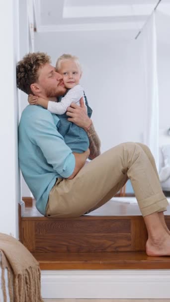 Bonito Pai Falando Beijando Sua Filha Chão Casa — Vídeo de Stock