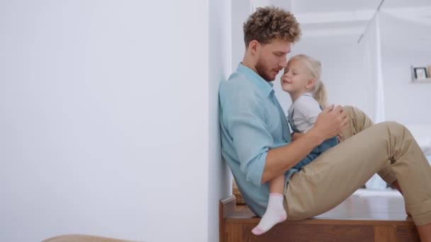 Netter Vater Spricht Und Küsst Seine Tochter Hause Auf Dem — Stockvideo
