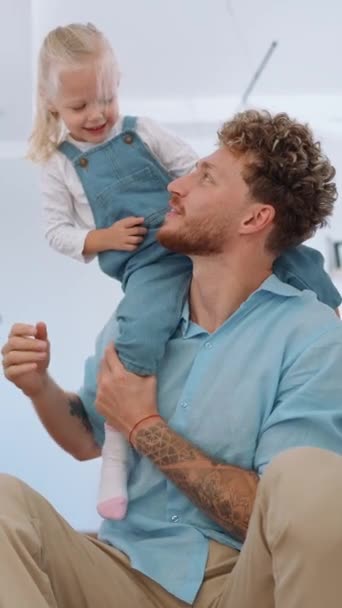Fröhlicher Vater Spielt Mit Tochter Auf Dem Fußboden Des Hauses — Stockvideo