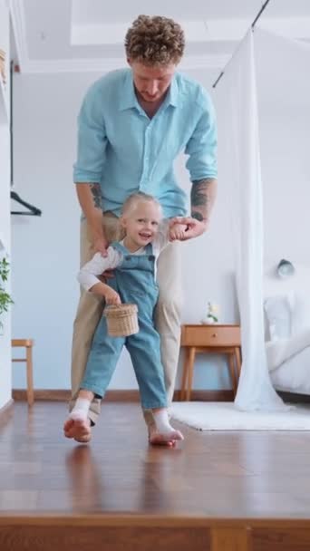 Ευτυχισμένος Ξανθός Πατέρας Και Κόρη Περπατούν Στο Σπίτι — Αρχείο Βίντεο