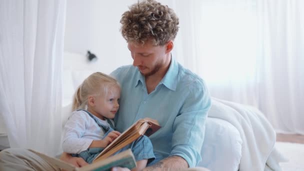 Positiv Blonder Vater Und Tochter Die Hause Zur Seite Schauen — Stockvideo