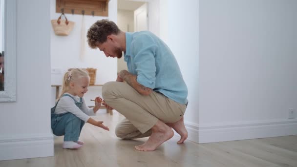 Positive Kleine Tochter Zählt Hause Zehen Bein Ihres Vaters — Stockvideo