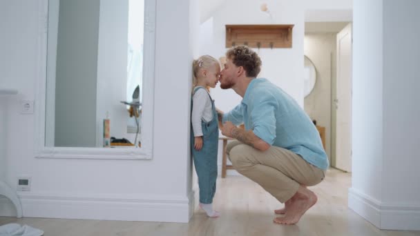 Netter Blonder Vater Misst Die Größe Ihrer Tochter Hause — Stockvideo