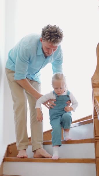 Buon Padre Che Cammina Con Sua Figlia Sulle Scale Casa — Video Stock