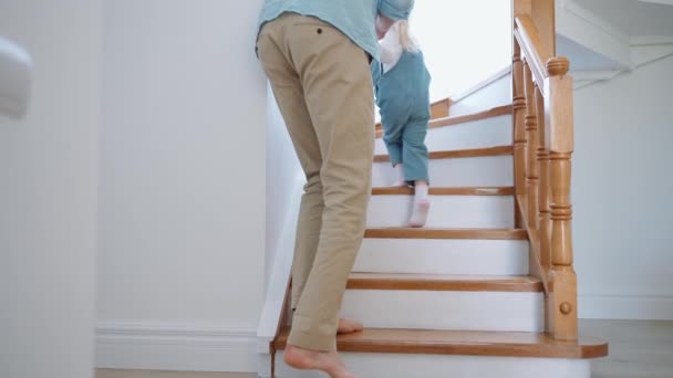 Padre Caminando Con Hija Pequeña Las Escaleras Casa — Vídeos de Stock