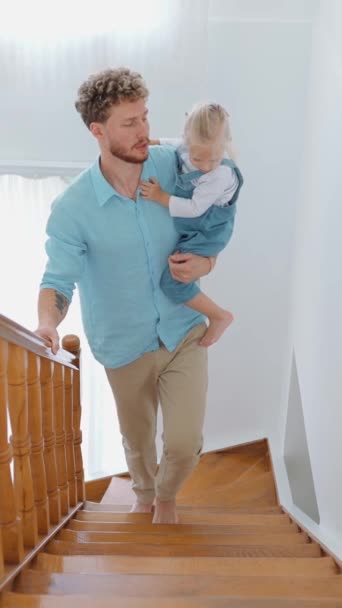 Padre Confiado Caminando Con Hija Pequeña Las Escaleras Casa — Vídeos de Stock
