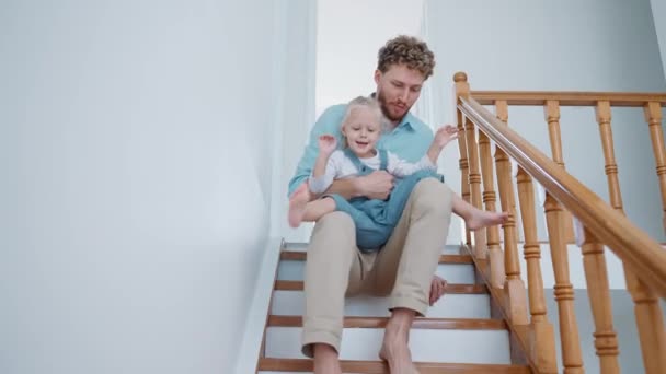 Ευτυχισμένος Πατέρας Την Κόρη Του Ανεβαίνει Τις Σκάλες Στο Σπίτι — Αρχείο Βίντεο