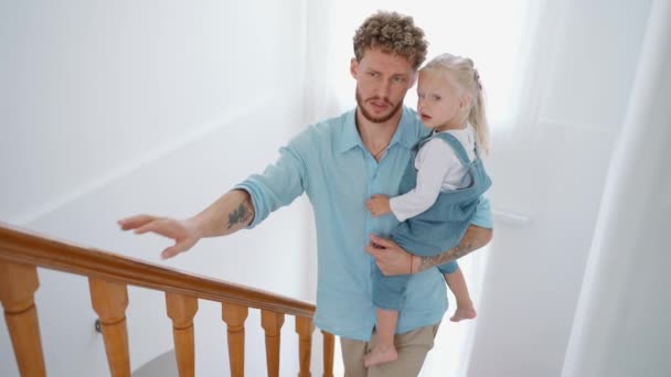 Συμπυκνωμένος Πατέρας Περπατώντας Μικρή Κόρη Του Στις Σκάλες Στο Σπίτι — Αρχείο Βίντεο