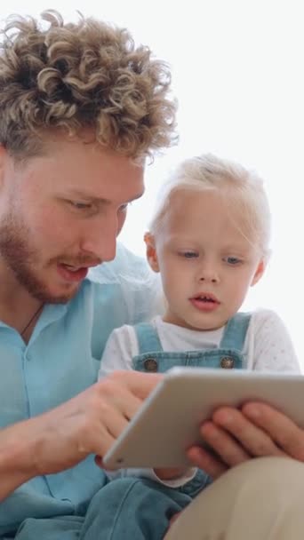 Przystojny Ojciec Córka Patrzą Tablety Rozmawiają Domu — Wideo stockowe