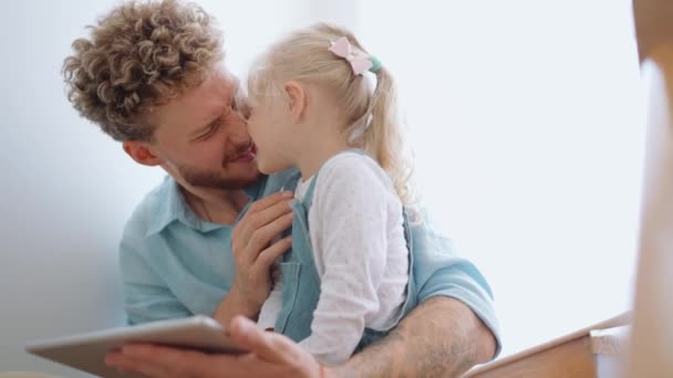 Pai Feliz Filha Esfregando Narizes Olhando Para Tablet Casa — Vídeo de Stock