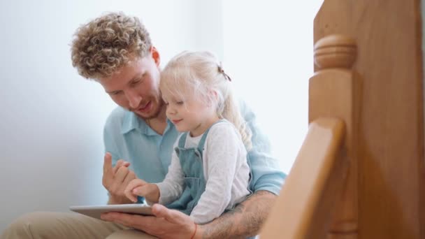 Pai Filha Positivos Olhando Para Tablet Conversando Casa — Vídeo de Stock