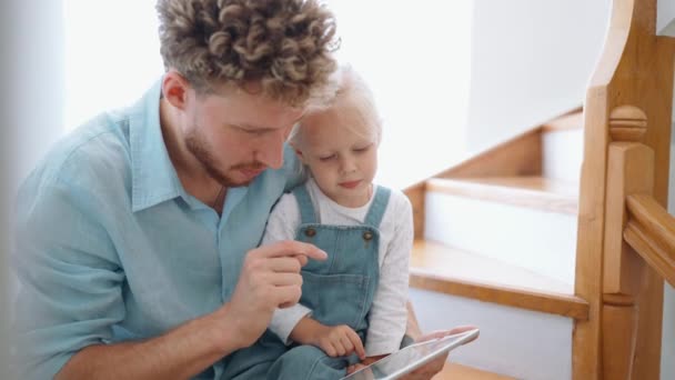 Selbstbewusster Vater Und Tochter Schauen Auf Tablet Und Reden Hause — Stockvideo