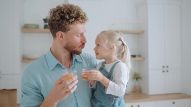 Positive Vater Und Tochter Klingeln Gläser Mit Saft Der Küche — Stockvideo