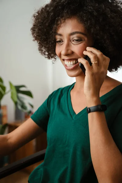 Afro Amerikaanse Jonge Vrouw Met Krullend Kapsel Glimlachen Praten Mobiele — Stockfoto