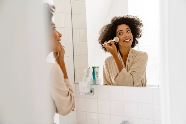 Afro Amerikalı Genç Bir Kadın Aynaya Bakıyor Makyaj Yapıyor — Stok fotoğraf