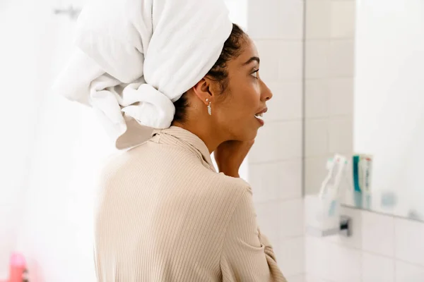 Kafasında Havluyla Banyoda Aynaya Bakıp Gülümseyen Afrikalı Amerikalı Genç Bir — Stok fotoğraf