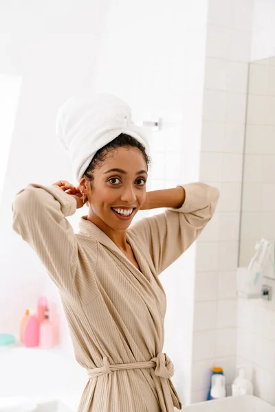Mujer Joven Afroamericana Con Toalla Cabeza Sonriendo Mirando Cámara Baño — Foto de Stock