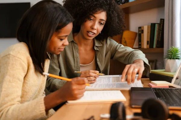 Menina Negra Escrevendo Caderno Exercícios Fazer Lição Casa Com Sua — Fotografia de Stock