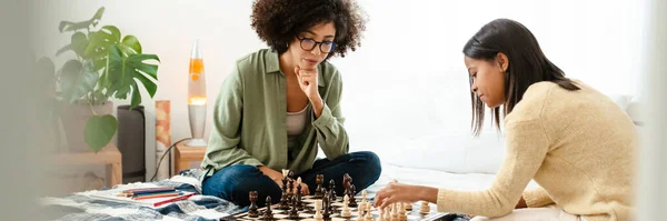 Черная Девушка Мать Играют Шахматы Вместе Постели Дома — стоковое фото
