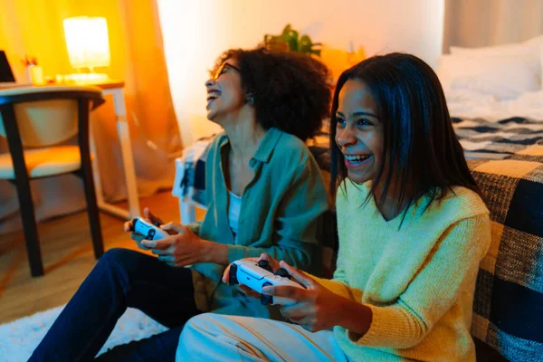Feliz Mujer Afroamericana Hija Adolescente Jugando Videojuegos Con Controladores Casa —  Fotos de Stock