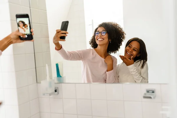 Negro Chica Madre Riendo Mientras Tomando Selfie Celular Cuarto Baño — Foto de Stock