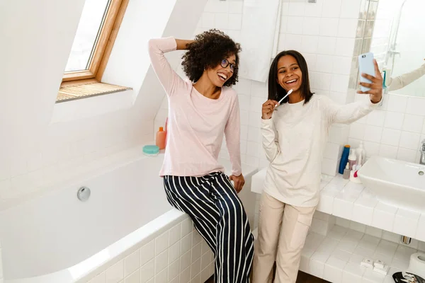 Siyah Kız Annesi Evdeki Banyoda Cep Telefonuyla Selfie Çekerken Gülüyorlar — Stok fotoğraf