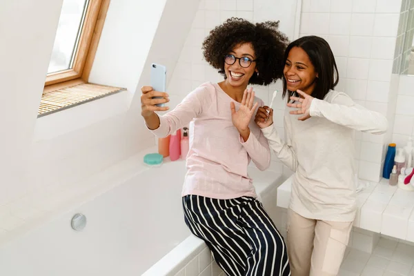 Mujer Afroamericana Feliz Hija Adolescente Tomando Foto Selfie Baño — Foto de Stock