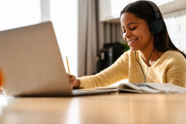 Ung Afrikansk Amerikansk Tonåring Flicka Ler Och Gör Läxor Laptop — Stockfoto