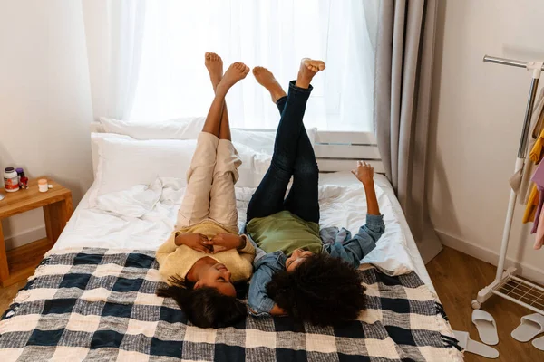 Gadis Hitam Dan Ibunya Tertawa Dan Berbicara Saat Berbaring Tempat — Stok Foto