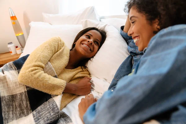 Schwarzes Mädchen Und Ihre Mutter Lachen Und Reden Während Sie — Stockfoto