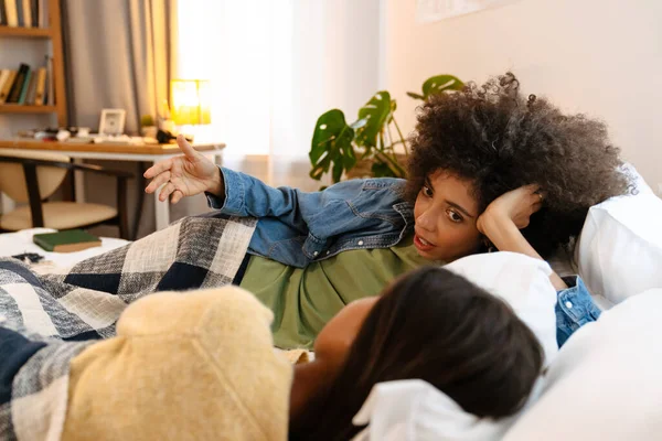 Чёрная Девушка Мать Разговаривают Друг Другом Лежа Дома Кровати — стоковое фото