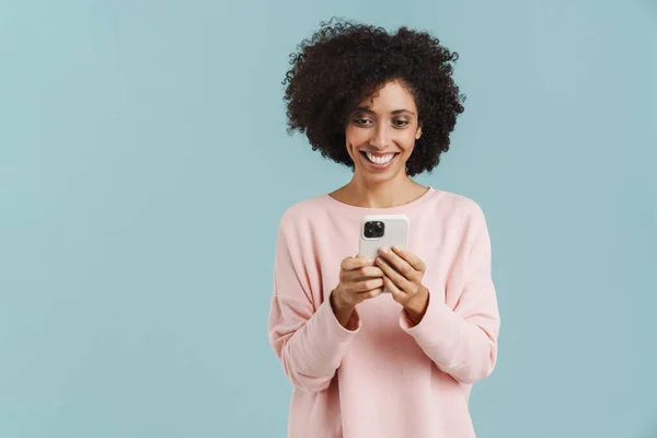 Молода Іспаномовна Жінка Посміхається Під Час Використання Мобільного Телефону Ізольовано — стокове фото