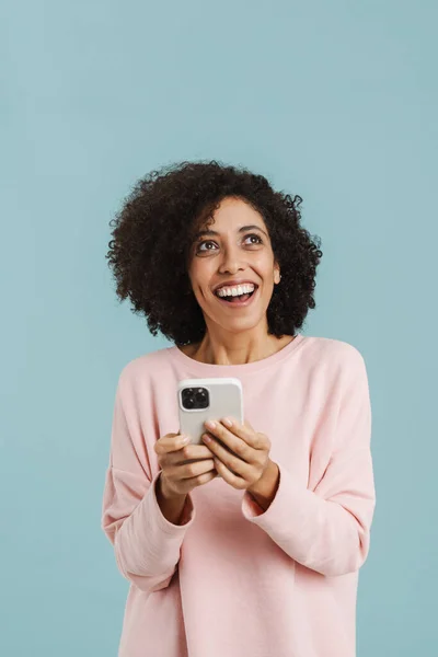 Mulher Hispânica Jovem Sorrindo Usar Telefone Celular Isolado Sobre Fundo — Fotografia de Stock