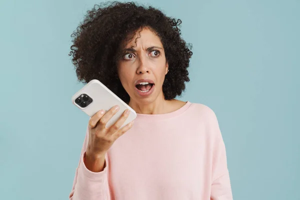 Mujer Hispana Joven Frunciendo Ceño Mientras Grita Teléfono Móvil Aislado — Foto de Stock