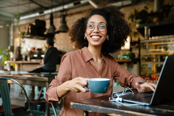 Mujer Afroamericana Joven Usando Ordenador Portátil Beber Café Mientras Está —  Fotos de Stock