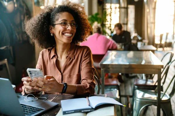 Young African American Woman Using Cellphone While Working Table Cafe — Stock Photo, Image