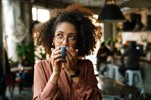 Young African American Woman Wearing Eyeglasses Drinking Coffee Cafe — Stock Photo, Image