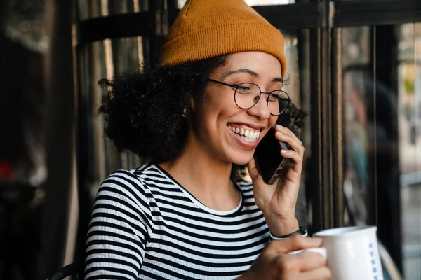 Young African American Woman Drinking Tea Using Cellphone Cafe — Stock Photo, Image