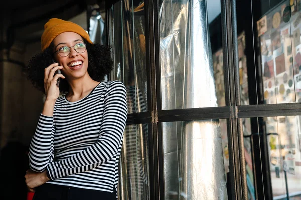 Young African American Woman Smiling While Talking Cellphone Cafe — Stock Photo, Image