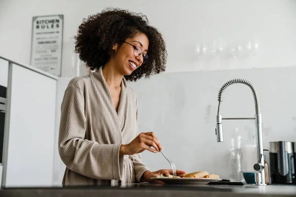 Zwarte Vrouw Met Een Bril Lachend Tijdens Het Ontbijt Thuis — Stockfoto