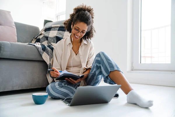 Black Woman Earphones Working Laptop While Sitting Floor Home — Stock Photo, Image