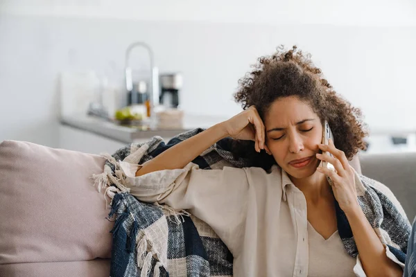 Negro Disgustado Mujer Hablando Teléfono Móvil Mientras Está Sentado Sofá —  Fotos de Stock