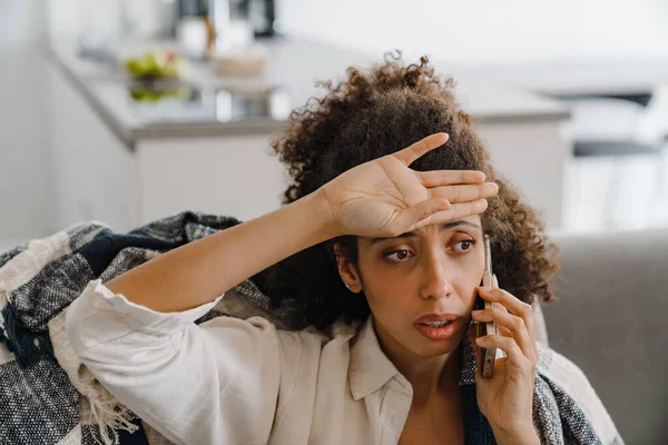 Черная Недовольная Женщина Разговаривает Мобильному Телефону Сидя Дома Диване — стоковое фото