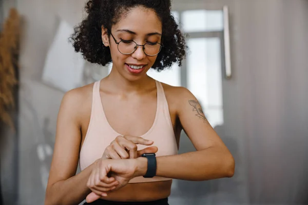Femme Noire Portant Des Lunettes Utilisant Smartwatch Pendant Pratique Yoga — Photo