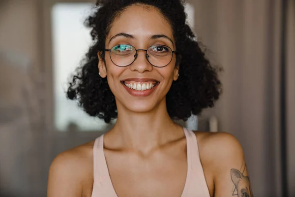 Black Young Woman Wearing Eyeglasses Smiling While Doing Workout Home — Stock Photo, Image