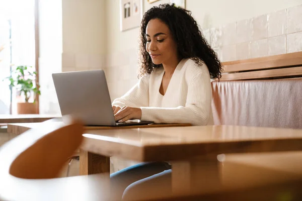 Молода Чорна Жінка Працює Ноутбуком Сидячи Кафе Приміщенні — стокове фото