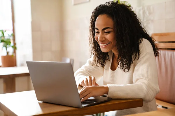 Junge Schwarze Frau Arbeitet Mit Laptop Während Sie Café Drinnen — Stockfoto